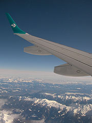 Erstflug der Air Dolomiti Embraer 195 AIDA über die schneebedeckten Alpen nach Mailand am 16.02.2009 (Foto: Martin Schmitz)